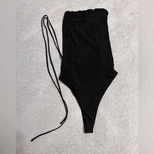 STRAPLESS BLACK LACE UP BODYSUIT